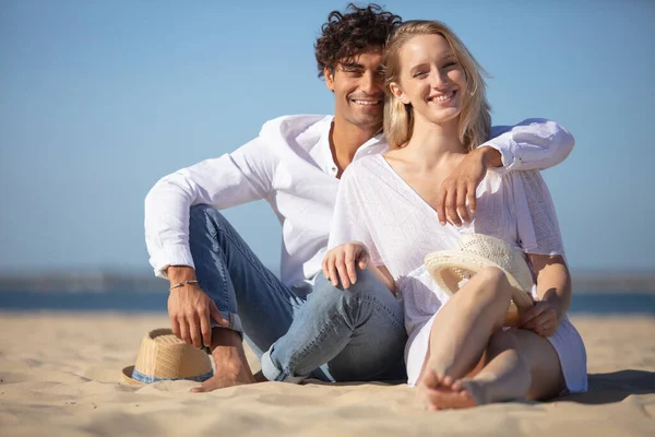 一对夫妇坐在沙滩上 — 图库照片