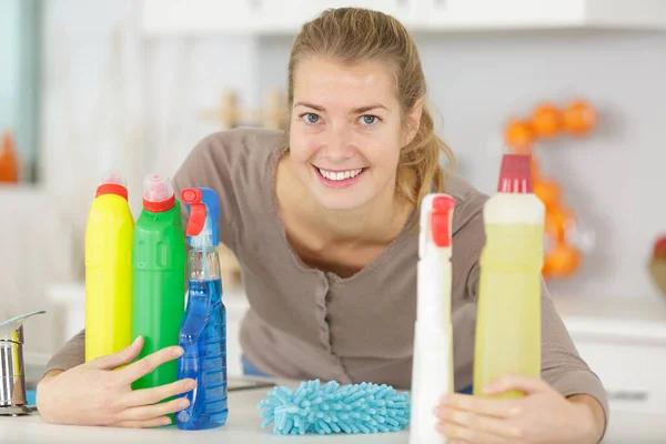 Uma Mulher Com Produtos Limpeza — Fotografia de Stock