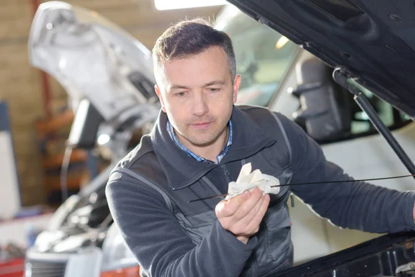 Monteur Poseren Auto Reparatiebedrijf — Stockfoto