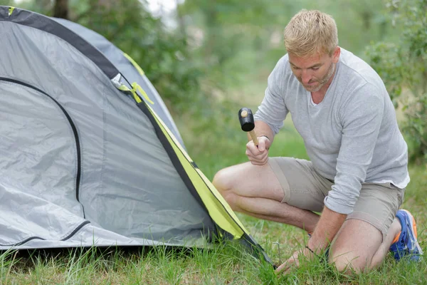 Mann Baut Zeltlager Für Zeltreise Auf — Stockfoto