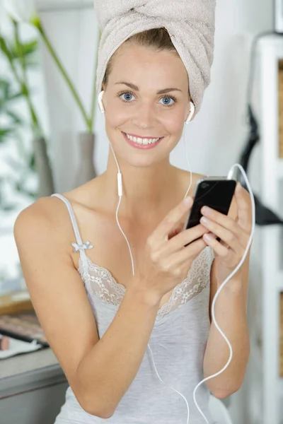 Gelukkig Vrouw Badjas Luisteren Naar Muziek Hoofdtelefoon — Stockfoto