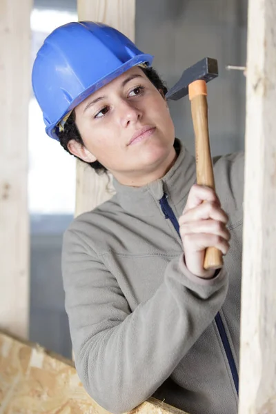 Mulher Construtor Martelando Uma Parede — Fotografia de Stock