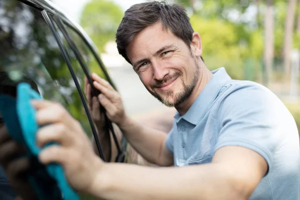 Jovem Limpando Seu Carro Livre — Fotografia de Stock