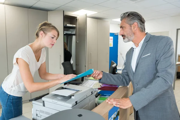 Secrétaire Femme Affaires Fait Des Copies Avec Imprimante Machine — Photo