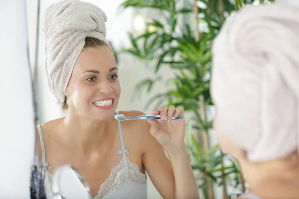 Closeup Young Woman Brushing Teeth — Stock Photo, Image
