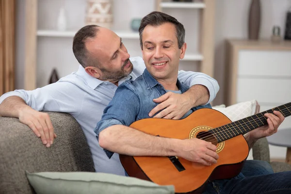 Pareja Gay Con Guitarra Sentado Sofá Casa — Foto de Stock