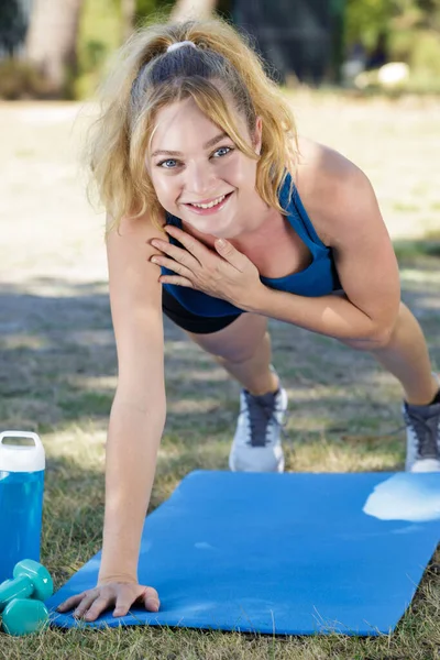 Νεαρό Χαρούμενο Κορίτσι Του Αθλητισμού Γυναίκα Planking Στο Πάρκο — Φωτογραφία Αρχείου