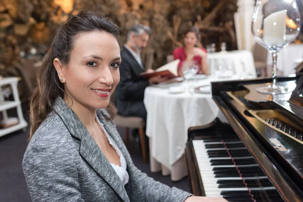Schöne Brünette Frau Spielt Klavier — Stockfoto