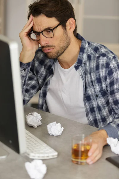 Trabajador Cansado Estresado Bebiendo Escritorio —  Fotos de Stock