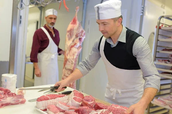 Carnicero Levantando Bandeja Carne — Foto de Stock
