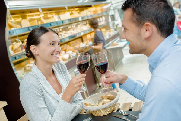 Una Coppia Che Pranza Insieme — Foto Stock