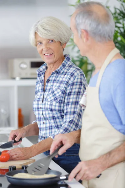 Senior Para Przygotowuje Jedzenie Kuchni — Zdjęcie stockowe