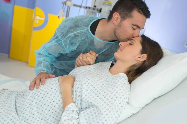 Hombre Besándose Frente Mujeres Embarazadas Frente Hospital — Foto de Stock