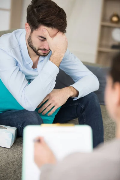 Psycholoog Interviewen Zijn Depressieve Patiënt Tijdens Therapie — Stockfoto