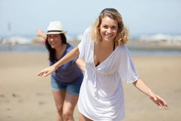 Две Молодые Женщины Пляже Веселятся — стоковое фото