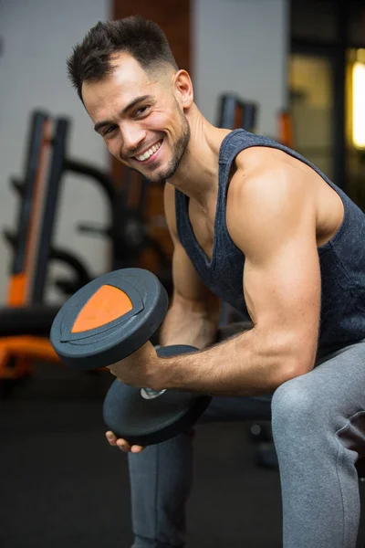 Glad Man Med Hantlar Rörliga Muskler Gymmet — Stockfoto