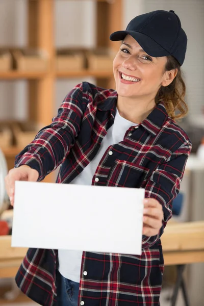 Mulher Sorrindo Mostrando Uma Placa Branco — Fotografia de Stock
