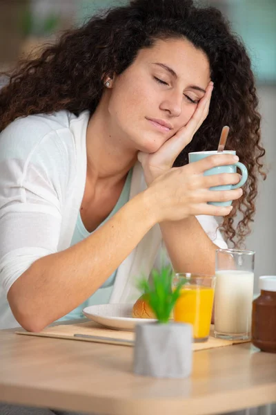 Zmęczona Dziewczyna Jedząc Śniadanie Kuchni — Zdjęcie stockowe