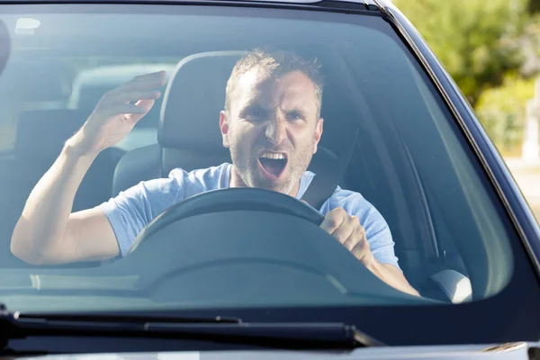 車の中の怒りの運転手 — ストック写真