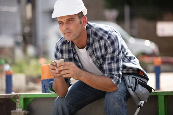 男建筑工人喝咖啡休息 — 图库照片