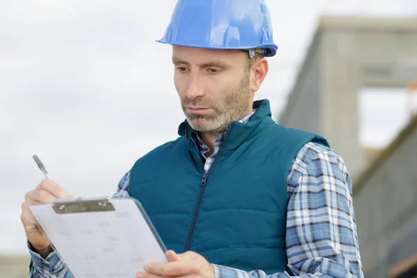 Male Builder Clipboard Outdoors — Stock Photo, Image