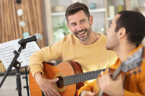 Professor Guitarra Ensinando Seu Cliente Masculino — Fotografia de Stock