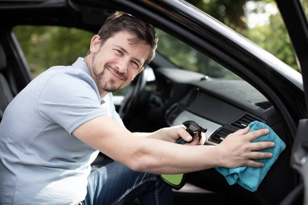 Homem Limpando Interior Seu Carro — Fotografia de Stock