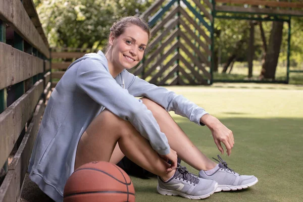 Smiling Pretty Sportswoman Basket Area — Stock Photo, Image