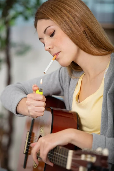 Chica Con Guitarra Acústica Encendiendo Cigarrillo — Foto de Stock