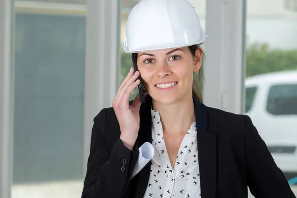 Portret Van Een Gelukkige Vrouw Ingenieur Aan Telefoon — Stockfoto