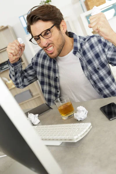 Wütender Mann Mit Geballten Fäusten Computer — Stockfoto