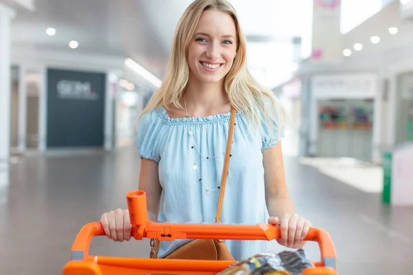 Χαμογελαστή Ευτυχισμένη Γυναίκα Απολαμβάνοντας Ψώνια Στο Σούπερ Μάρκετ — Φωτογραφία Αρχείου