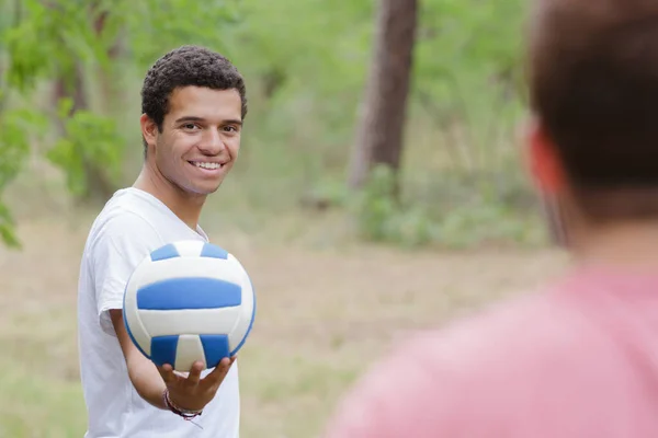 Zwei Männer Und Volleyball Freien — Stockfoto