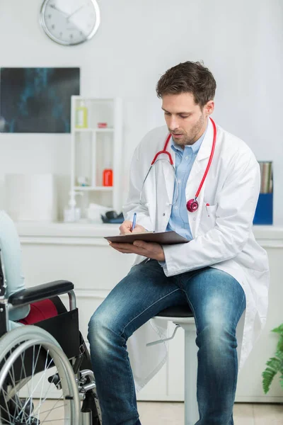 Doctor Escribiendo Prescripción Paciente Discapacitado —  Fotos de Stock
