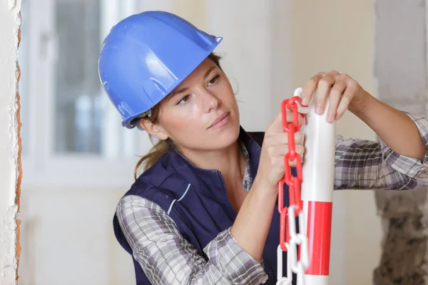 Porträtt Kvinnlig Byggnadsarbetare — Stockfoto