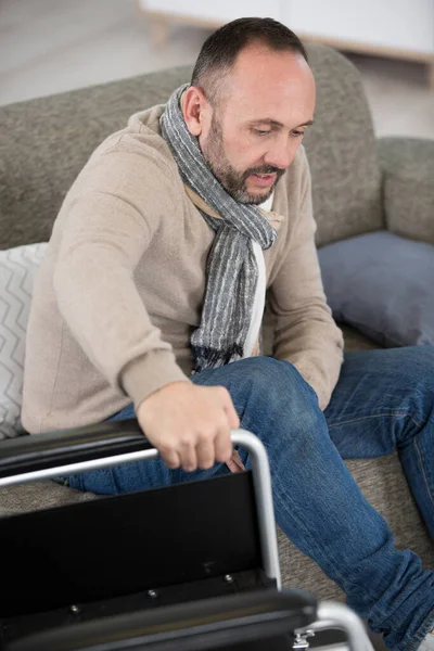 Mann Rollstuhl Sitzt Allein Auf Sofa — Stockfoto