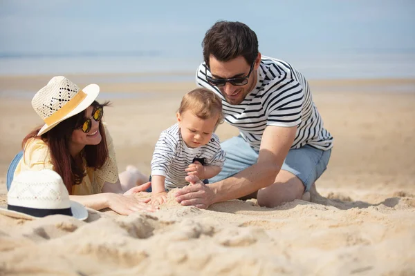 Casal Brincando Areia Com Seu Bebê — Fotografia de Stock