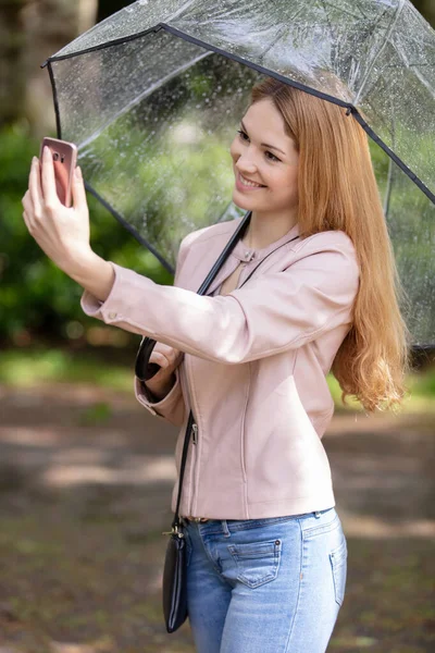 Ung Flicka Med Paraply Tar Selfie Sin Smartphone — Stockfoto