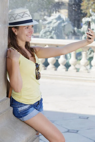 Jovem Mulher Faz Uma Selfie Telefone — Fotografia de Stock
