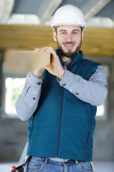 Mann Als Bauarbeiter Der Holz Trägt Und Arbeitet — Stockfoto