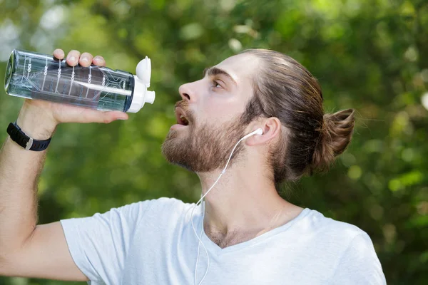 Человек Пьет Воду После Упражнений — стоковое фото