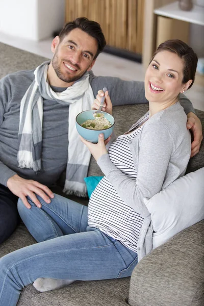 Krásný Mladý Těhotná Pár Společně Relaxovat Gauči — Stock fotografie