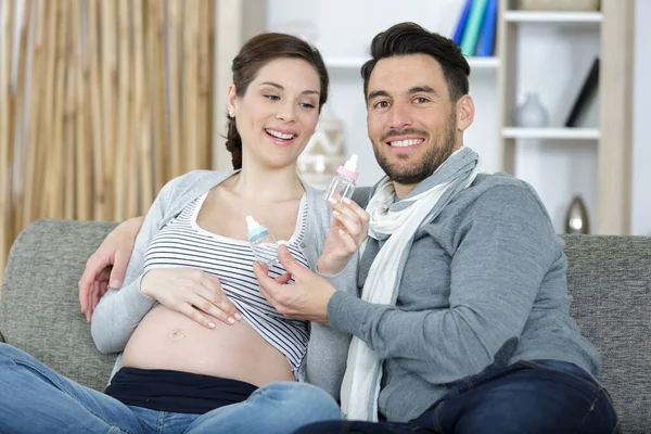 Casal Com Acessórios Bebê Mão — Fotografia de Stock