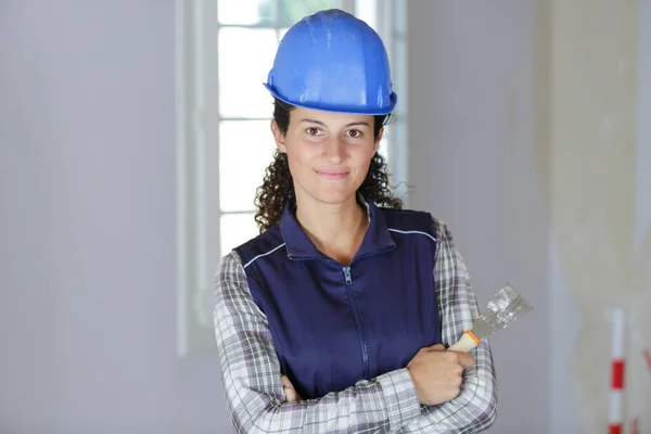 Een Vrouwelijke Werknemer Poseert Voor Camera — Stockfoto
