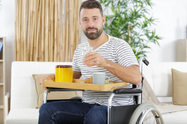 Glad Handikappad Man Äter Frukost Morgonen — Stockfoto