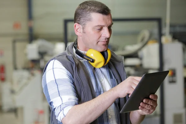 Manager Holding Digital Tablet Warehouse — Stockfoto
