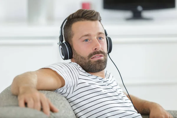 Hombre Sonriente Escuchando Música Con Auriculares —  Fotos de Stock