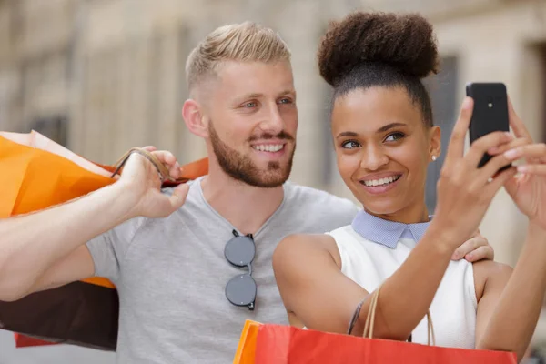 Aantrekkelijk Jong Paar Doet Selfi Het Winkelen — Stockfoto