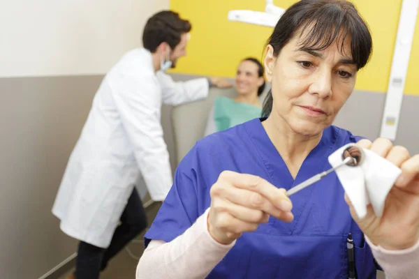 Mulher Cuidando Espelho Consultório Odontológico — Fotografia de Stock