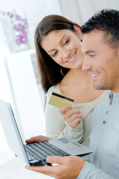 幸せなカップルはクレジットカードでオンラインで購入し — ストック写真